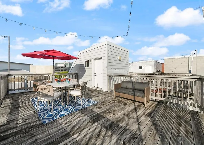 City-view 3-br Rooftop Apartment *
